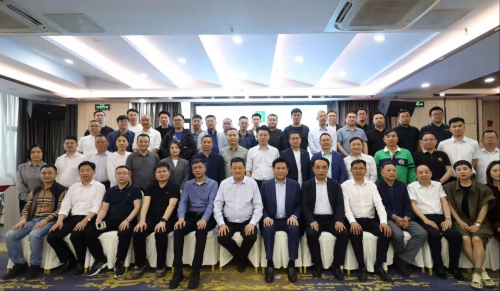 荣耀时刻 | 领华地板荣膺「中国地板行业金质产品奖」！以匠心品质，铸就行业标杆！